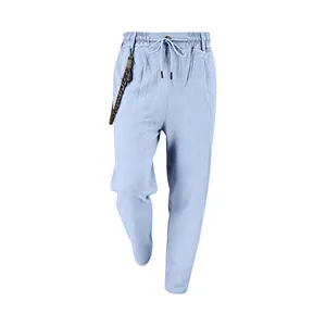 Vue détaillée du pantalon décontracté en lin bleu clair pour homme avec cordon de serrage