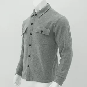 Dettaglio di una giacca a camicia da uomo grigia slim fit con tasche sul petto