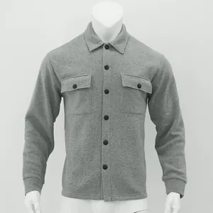 Vista frontale di una giacca casual grigia slim-fit da uomo con tasche sul petto