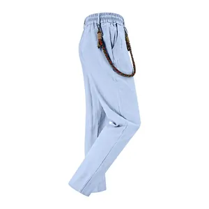 Vue latérale du pantalon en lin bleu clair respirant pour homme avec cordon tressé