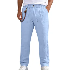 Détail de pantalon en lin bleu clair pour homme avec cordon de serrage et pompon tressé