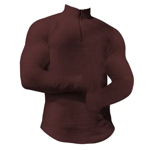 Detailansicht eines Herren-Sweatshirts mit Viertelreißverschluss und Waffelstruktur