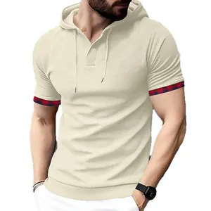 Elegante t-shirt con cappuccio a maniche corte crema da uomo con polsini a quadri