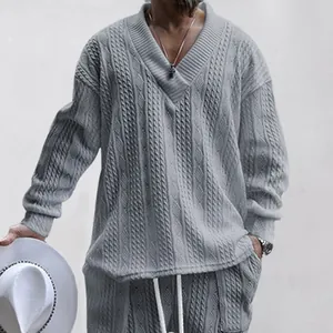 Casual grijze kabelgebreide set voor heren met V-hals trui en bijpassende broek