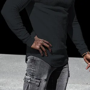 Nahaufnahme des Herren-Sweatshirts mit Waffelstruktur, langen Ärmeln und Saum