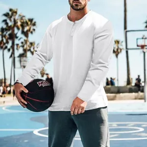 Détail d'un t-shirt Henley blanc à manches longues pour homme en extérieur
