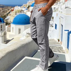 Vue détaillée du pantalon décontracté en lin gris pour hommes dans un cadre extérieur.