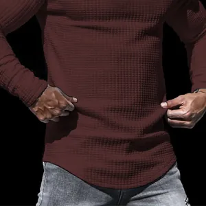 Detailansicht der weinroten Waffelstrickstruktur bei diesem Herren-Langarm-Sweatshirt