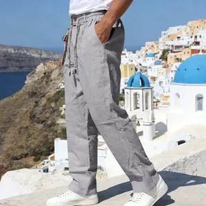 Détail d'un pantalon en lin gris respirant pour homme dans un décor de vacances