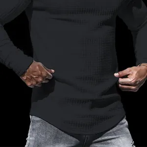 Nahaufnahme eines schwarzen Waffelstrick-Sweatshirts für Herren mit Viertelreißverschluss