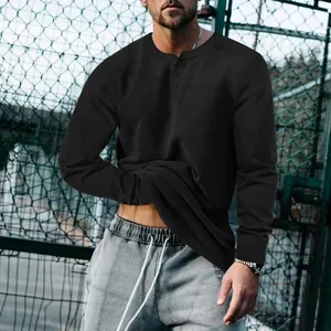 Vue détaillée d'un t-shirt Henley noir décontracté pour homme à manches longues avec col boutonné