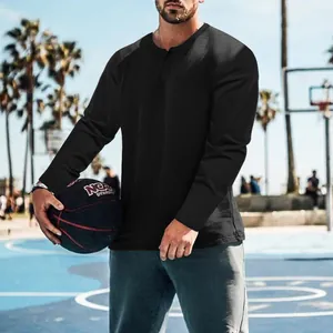 Mannequin portant un t-shirt Henley noir à manches longues sur un terrain de basket