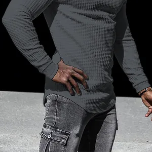 Nahaufnahme eines grauen Waffelstrick-Langarm-Sweatshirts für Herren mit strukturierter Textur