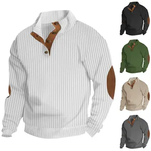 Vista dettagliata del maglione henley a coste da uomo con toppe sui gomiti in vari colori