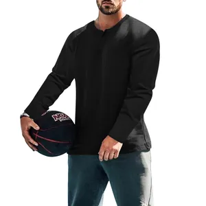 Vue détaillée d'un tee-shirt Henley noir à manches longues pour homme au style décontracté