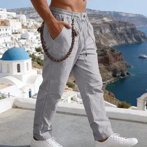 Pantalon d'été en lin gris pour homme avec cordon et détail de corde tressée.