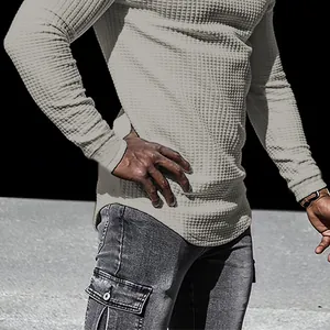 Detailansicht eines beigen Waffelstrick-Sweatshirts für Herren mit Gitterstruktur