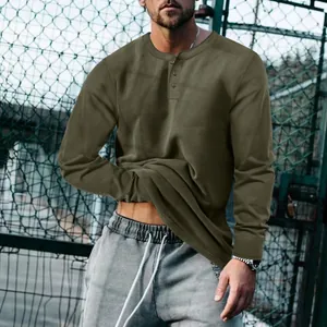 Gros plan d'un t-shirt Henley olive à manches longues montrant la texture et la coupe