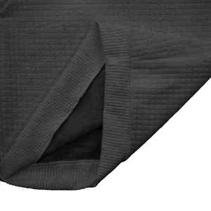 Primo piano ad alta risoluzione del tessuto a maglia waffle grigio scuro di questa felpa