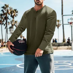 Vue détaillée d'un t-shirt Henley vert olive à manches longues pour homme sur un terrain