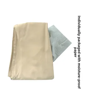 Detail van een beige vrijetijdsbroek met vochtbestendig inpakpapier