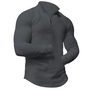 Detailansicht des Herren-Waffelstrick-Sweatshirts mit Reißverschluss und Stehkragen.