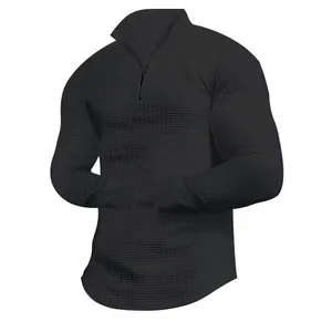 Detailansicht eines schwarzen Waffelstrick-Sweatshirts mit Stehkragen und Reißverschluss.