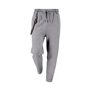 Vue détaillée du pantalon décontracté en lin gris pour homme avec cordon de serrage.