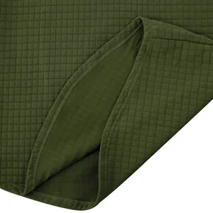 Detail der dunkelgrünen gesteppten Karo-Stofftextur für Herren-Sweatshirt