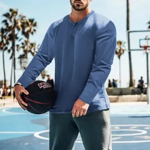 T-shirt Henley à manches longues pour homme bleu sur un terrain de basket