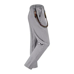 Vue latérale d'un pantalon d'été en lin gris pour hommes avec cordon tressé décoratif.