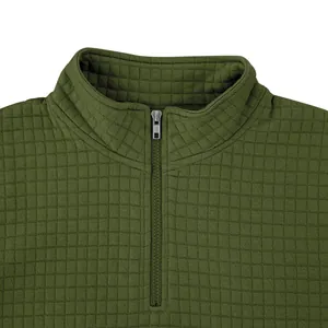 Nahaufnahme von Stehkragen und halbem Reißverschluss an grünem Herren-Sweatshirt