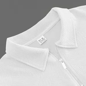 Dettaglio del tessuto jacquard bianco e del colletto con cerniera argento da uomo