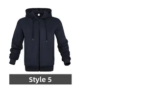 Dettaglio frontale di una giacca da uomo blu navy con cappuccio e zip a tutta lunghezza