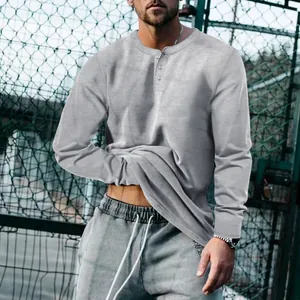 Gros plan d'un t-shirt Henley gris à manches longues pour hommes avec col rond boutonné
