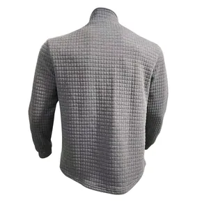 Rückansicht eines grauen Herren-Sweatshirts mit strukturiertem Gittermuster