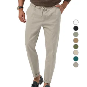Detailweergave van beige casual herenbroek met trekkoord en diverse kleurstalen