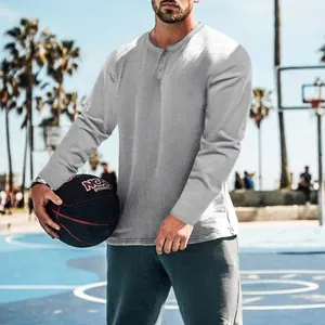 T-shirt Henley gris à manches longues pour hommes dans un cadre de vie en plein air.