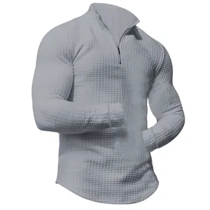 Detail der Textur des hellgrauen Herren-Sweatshirts mit Waffelstrick und Reißverschluss