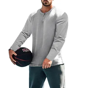 Détail d'un t-shirt Henley gris à manches longues pour homme, style décontracté uni