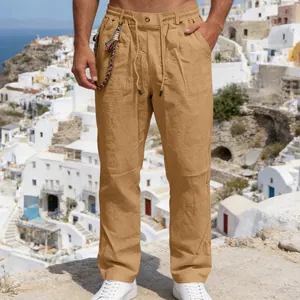 Détail montrant la texture et le cordon du pantalon en lin kaki pour homme face à la mer