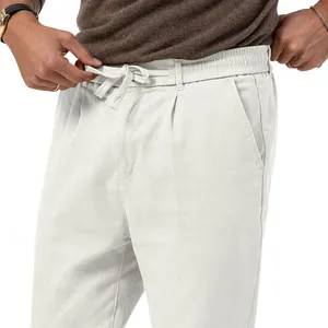 Detail van casual herenbroek met elastische tailleband en trekkoord sluiting
