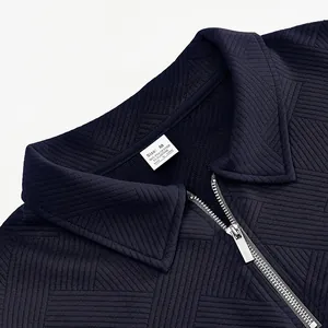 Dettaglio della trama jacquard blu navy e della mezza zip sulla felpa da uomo