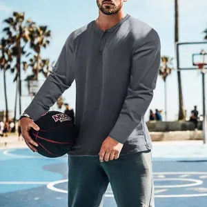 T-shirt Henley gris à manches longues pour homme dans un cadre de basket en plein air