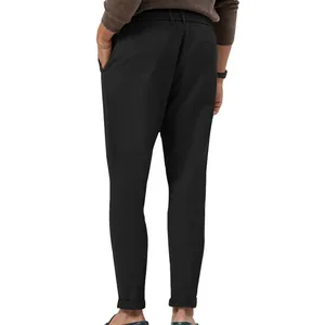 Achteraanzicht van een premium zwarte heren vrijetijdsbroek slim fit met omslagdetail