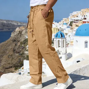 Vue détaillée du pantalon décontracté en lin kaki respirant pour hommes en extérieur