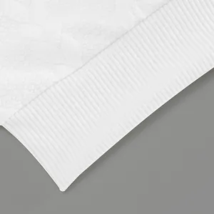 Primo piano del polsino a coste bianco e del tessuto strutturato di una felpa da uomo