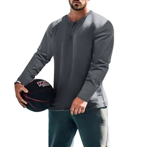 Vue détaillée d'un t-shirt Henley gris anthracite à manches longues pour hommes avec boutons.