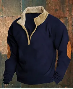 Detalle de una sudadera azul marino con media cremallera y cuello de forro polar