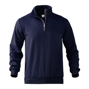 Dettaglio della felpa maschile blu navy con mezza zip e motivi a maglia intrecciati